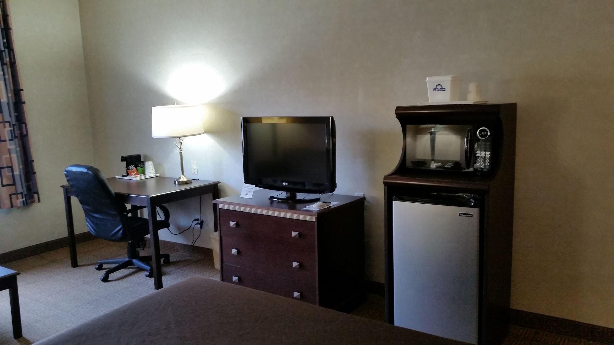 Days Inn & Suites By Wyndham Vancouver Bagian luar foto