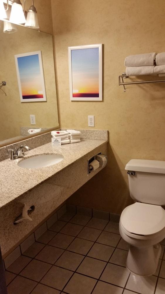 Days Inn & Suites By Wyndham Vancouver Bagian luar foto