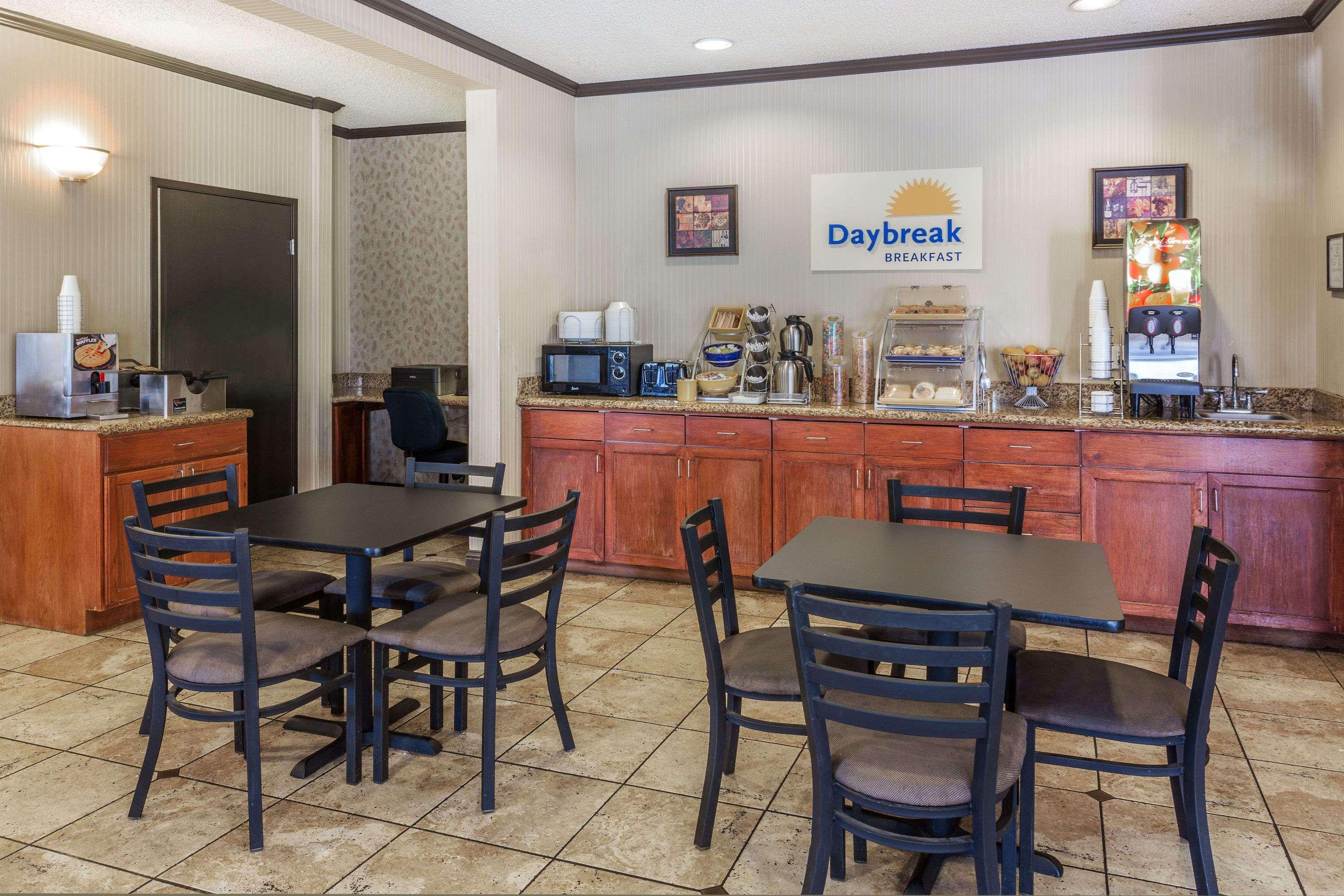 Days Inn & Suites By Wyndham Vancouver Bagian luar foto