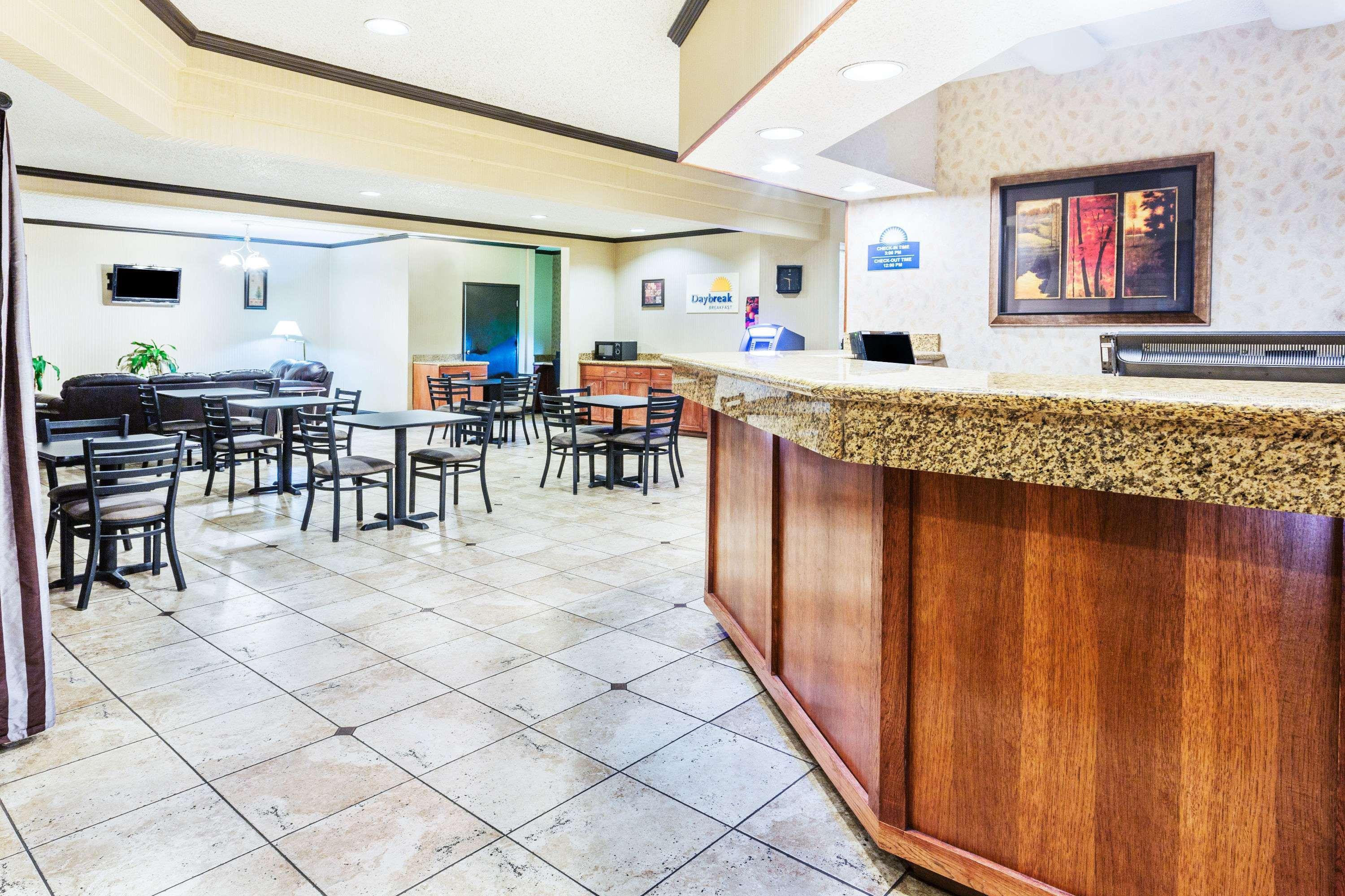 Days Inn & Suites By Wyndham Vancouver Bagian luar foto