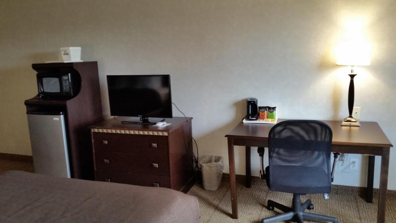 Days Inn & Suites By Wyndham Vancouver Bagian luar foto